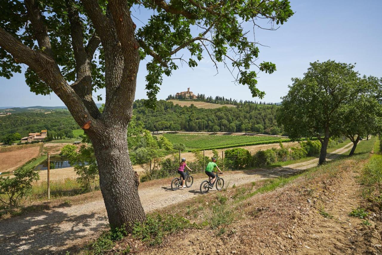 Castello Banfi - Il Borgo - Relais Et Chateaux Hotel Poggio alle Mura Bagian luar foto